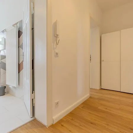 Modernes Apartment - Zentral, Ruhig, Wlan, Netflix, Kueche, Schreibtisch, Parkplatz, Waschtrockner Cottbus Exterior photo