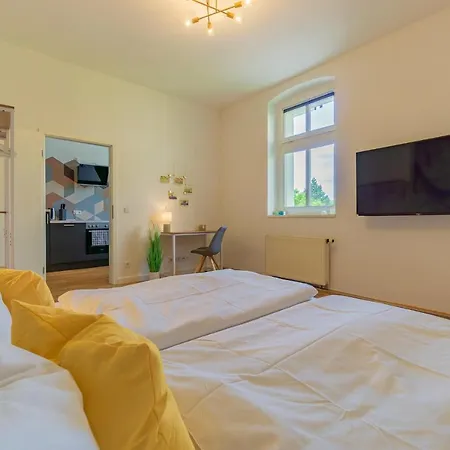 Modernes Apartment - Zentral, Ruhig, Wlan, Netflix, Kueche, Schreibtisch, Parkplatz, Waschtrockner Cottbus Exterior photo