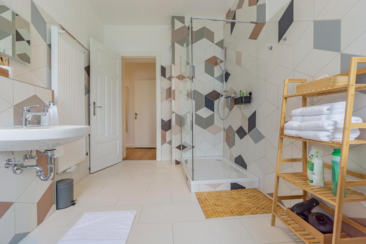 Apartment Modernes - Zentral, Ruhig, Wlan, Netflix, Kueche, Schreibtisch, Parkplatz, Waschtrockner